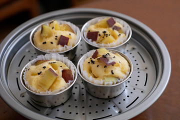 自宅でお菓子作り　さつまいも蒸しパン　蒸し器に乗った蒸したての蒸しパン