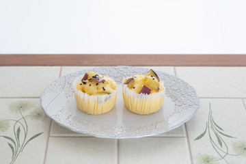 自宅でお菓子作り　さつまいも蒸しパン　お皿に並べた蒸しパン