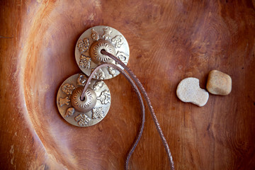 Cymbal Zimbel in wooden bowl