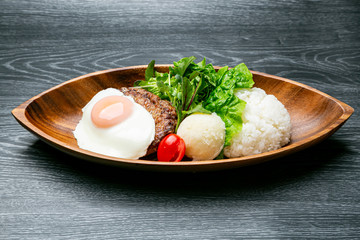 ハンバーグと目玉焼き