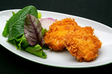 揚げたての美味しいチキンカツ