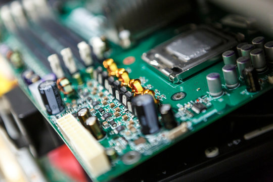 impianto elettrico scoperto con tutti i rispettivi cavi e connettori 