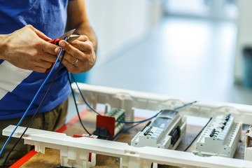 mano di Elettricista sistema dei cavi con delle forbici specifiche