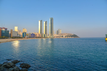 Obraz premium Cityscape view of coastal area of Busan at Gwangalli Beach, a popular tourist destination in Busan, South Korea