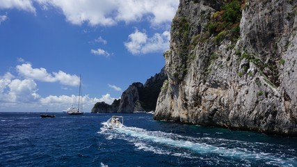 Włochy, Capri, woda, morze, błękit nieba, jacht