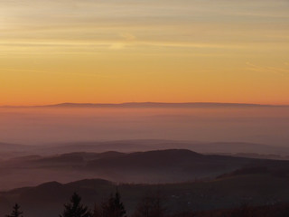 Fototapeta na wymiar Glühender Sonnenuntergang im Herzens Deutschlands