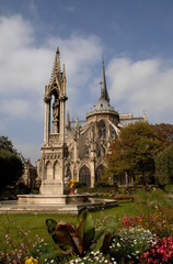 Fototapeta na wymiar Jardines traseros de la catedral de Notre Dame, París