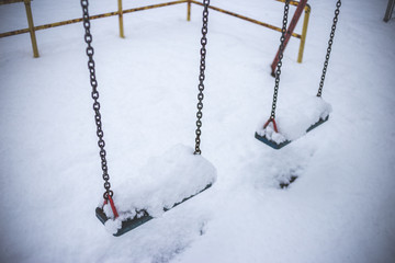 雪の日のブランコ