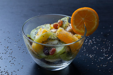 Mix de frutas saludables, receta para la primavera con cambur, chia, naranja, kiwi y pasas secas 