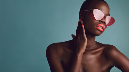 African female model with trendy sunglasses - obrazy, fototapety, plakaty