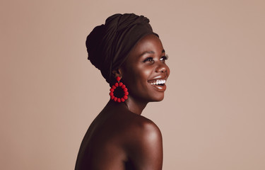 Smiling african woman with a turban - obrazy, fototapety, plakaty