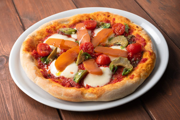 Deliziosa pizza sarda con carciofi, bottarga e pomodorini