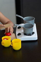 Baby jugando en casa durante la cuarentena del corona virus en francia