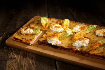 trancio di pizza al salmone e avocado isolato su tavolo di legno