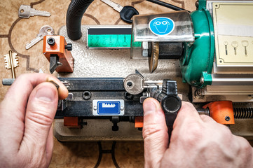 locksmith makes a duplicate key
