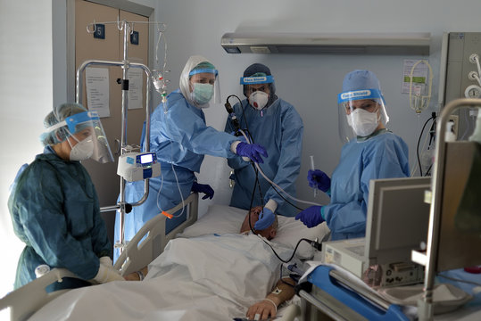 equipe medica esegue broncoscopia a paziente covid19