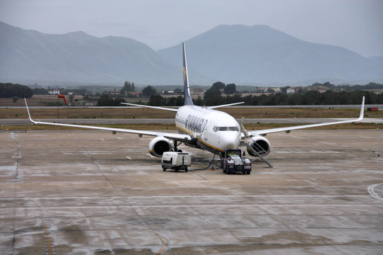 SPAIN - SEPTEMBER 15: Boeing 737 of Ryanair is being refueled on September 15, 2009 at Girona Costa Brava International Airport.