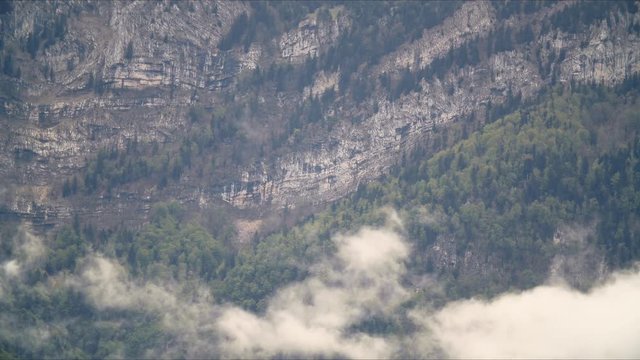 Timelapse des falaise la Montagne du Vercors, au abord de la capital des Aples, lors d'un temps nuageux