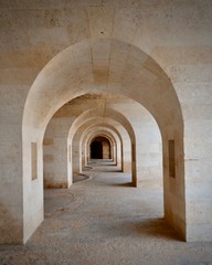 Fototapeta na wymiar Arcos de mármol en Menorca
