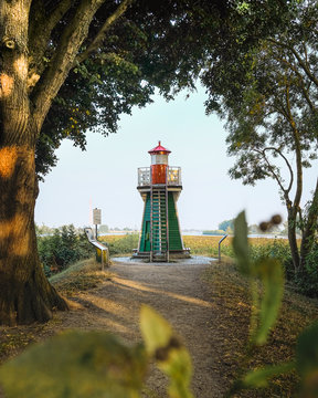Kleiner Leuchtturm am Rande der Stadt.