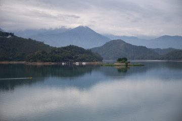 Fototapeta na wymiar Beautiful Sun moon lake with mountain view and reflection of mountain on the water. Taiwan