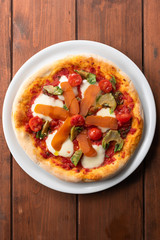 Deliziosa pizza sarda con carciofi, bottarga e pomodorini