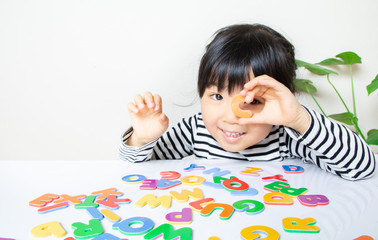 英語の勉強をする子供