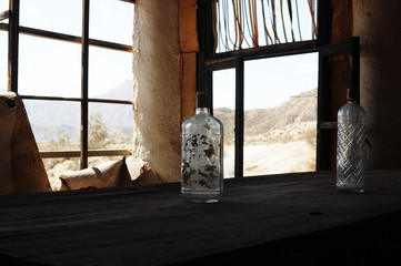 Botella dentro de un decorado en el Desierto de Tabernas en Almería