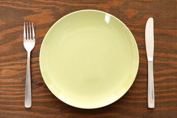 テーブルの上に置かれた皿とカトラリー