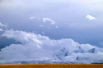 Fototapete Shishapangma Plateau, Hochspannungsmast, blauer Himmel und weiße Wolken, Eissee und ferner Shishapangma-Gipfel