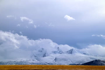 Naadloos Behang Airtex Shishapangma Plateau, hoogspanningstransmissietoren, blauwe lucht en witte wolken, ijsmeer en verre Shishapangma Peak