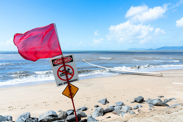 遊泳禁止中のホロウェイズビーチ