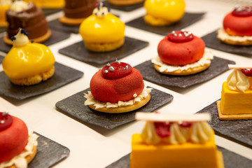 Prodotti di alta pasticcerei esposti nel bancone di un bar