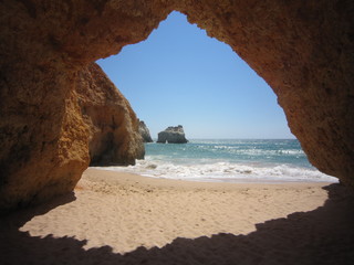 Tuneles costeros en la zona de Algarve en Portugal