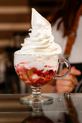 buonissima macedonia dentro un bicchiere di vetro con aggiunta di yogurt 