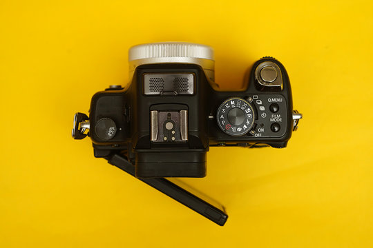 mirrorless camera, also called DSLM (digital single lens mirrorless), and sometimes also called EVIL (electronic viewfinder, interchangeable lens) features a single, removable lens and uses a digital 