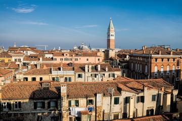 Obraz premium venedig, italien - dachlandschaft mit kuppeln und campanile di san marco