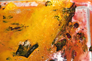 fondo abstracto de pintura liquida en tonos negros ocres y rojos