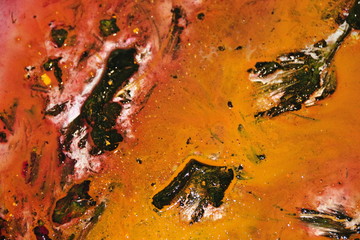 fondo abstracto de pintura liquida en tonos negros ocres y rojos