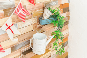 カラフルな木製タイルの壁に掛けられた植物や雑貨のインテリア