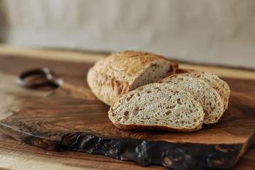 Sliced ​​bread on a wooden board and background.