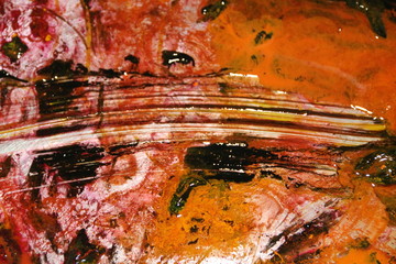 fondo abstracto con texturas rojizas y manchas ocres de pintura liquida