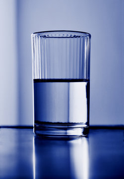 bicchiere d'acqua mezzo pieno o mezzo vuoto