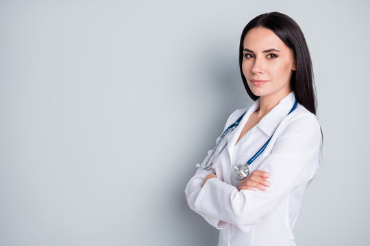Photo of attractive doc practitioner lady patients consultation not smiling reliable person virology clinic arms crossed wear white lab coat stethoscope isolated grey color background