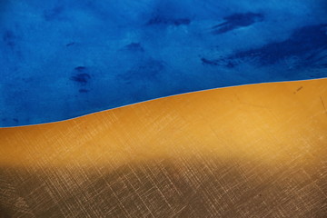 fondo abstracto  con texturas de papel sobre dorado