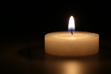 Obraz na płótnie Canvas Selective focus close-up of memorial candle on black background