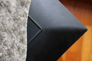 fondo abstracto con triangulo negro y texturas con manchas