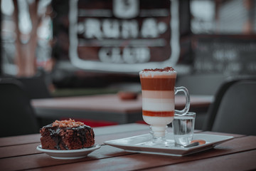 No hay nada mejor que tomar un café, acompañado con un trozo de pastel de chocolate 