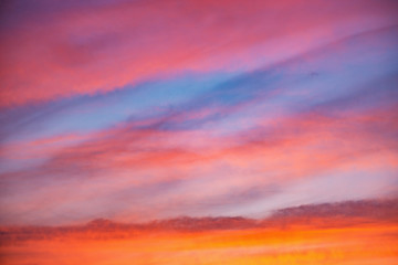 Obraz premium Niesamowite chmury na niebie w czasie zachodu słońca.