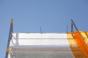 Orange-Weisse Abdeckplane,  Baugerüst, Baustelle, Hausfassade, Altbau, Deutschland, Europa